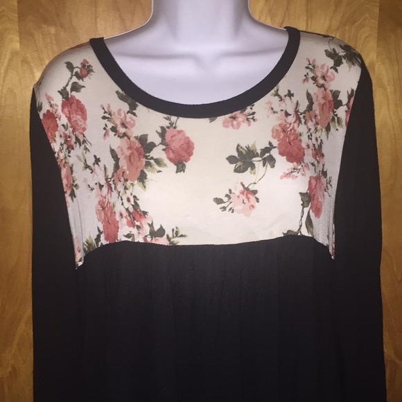 Sun & Moon Floral And Black Color Block Tunic Top Size Medium - Picture 2 of 7